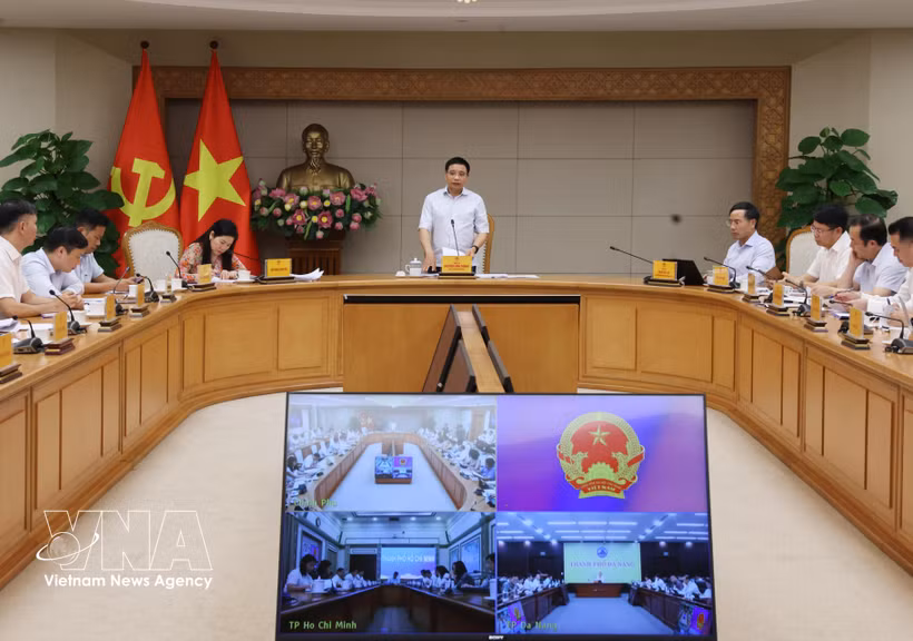 Deputy Prime Minister Nguyen Van Thang, who is also Chairman of the VIFC Executive Council, speaks at the council meeting in Hanoi on August 19. (Photo: VNA)