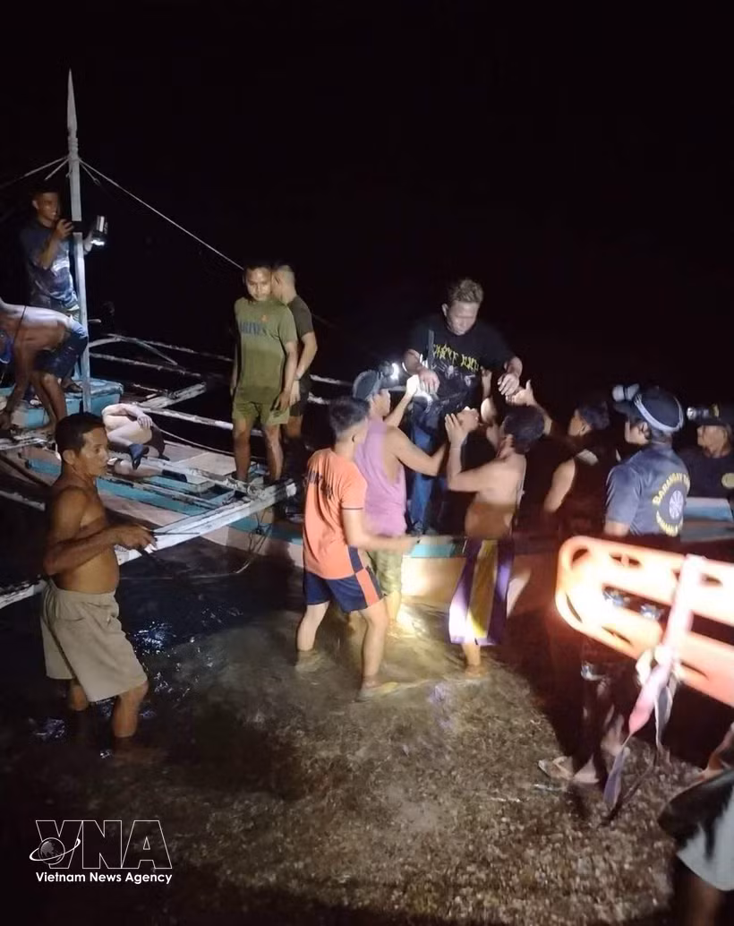 People join rescue efforts following the ferry fire off the coast of the Philippines’ Palawan province on September 9, 2026. (Photo: Xinhua/VNA)