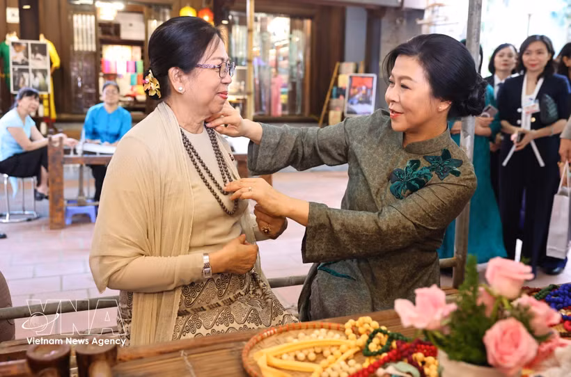 Ngo Phuong Ly (right), the spouse of General Secretary of the Communist Party of Vietnam Central Committee and President To Lam, and Kyu Kyu Hla, the spouse of Myanmar President Min Aung Hlaing, visit Van Phuc silk village on September 5. (Photo: VNA)