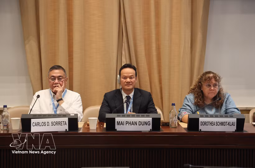 Ambassador Mai Phan Dung (centre), Permanent Representative of Vietnam to the UN in Geneva, moderates the discussion in Geneva on September 29. (Photo: VNA)