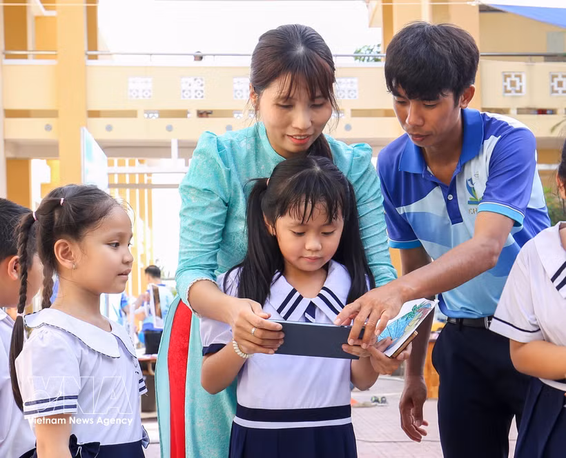 Families, schools and society join hands to build a “digital shield” to protect children online (Photo: VNA)