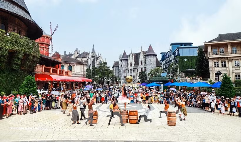 Art performances at tourist attractions in Da Nang draw large crowds of local residents and visitors (Photo: VNA) 