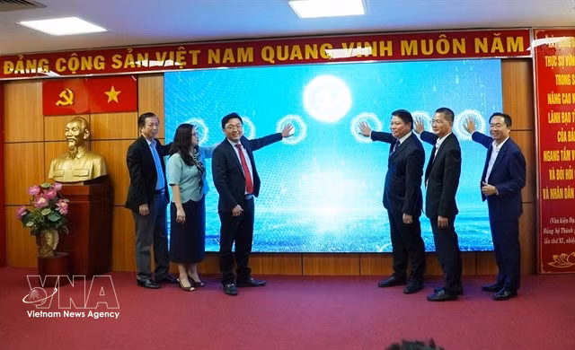 Representatives of the Ho Chi Minh City Department of Industry and Trade and Arobid Technology JSC launch the Expo Platform in Ho Chi Minh City on September 29 (Photo: VNA)
