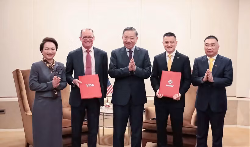 The cooperation agreement is signed in the presence of General Secretary and President To Lam. (Photo: Sun Group)