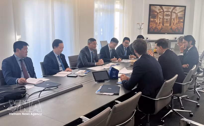 Minister of Finance Ngo Van Tuan (third from left) works with Rothschild & Co (Photo: VNA) 