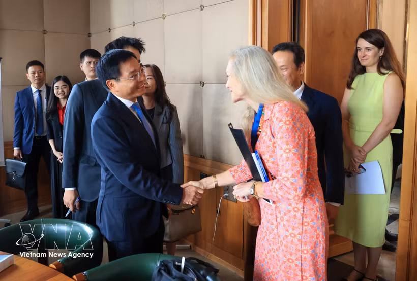 Deputy PM Nguyen Van Thang (L) meets with WTO Deputy Director-General Jennifer DJ Nordquist (Photo: VNA)