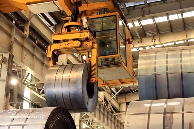 At Hoa Phat Dung Quat steel factory. During the first seventh months of 2026, finished steel production reached approximately 21.4 million tonnes, rising 15.4%, while sales increased 15.6% to 21.2 million tonnes. (Photo: VNA)