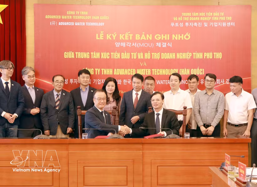 Delegates from the Phu Tho Centre for Investment Promotion and Enterprise Support and the Republic of Korea’s Advanced Water Technology Co., Ltd. at the signing ceremony. (Photo: VNA)
