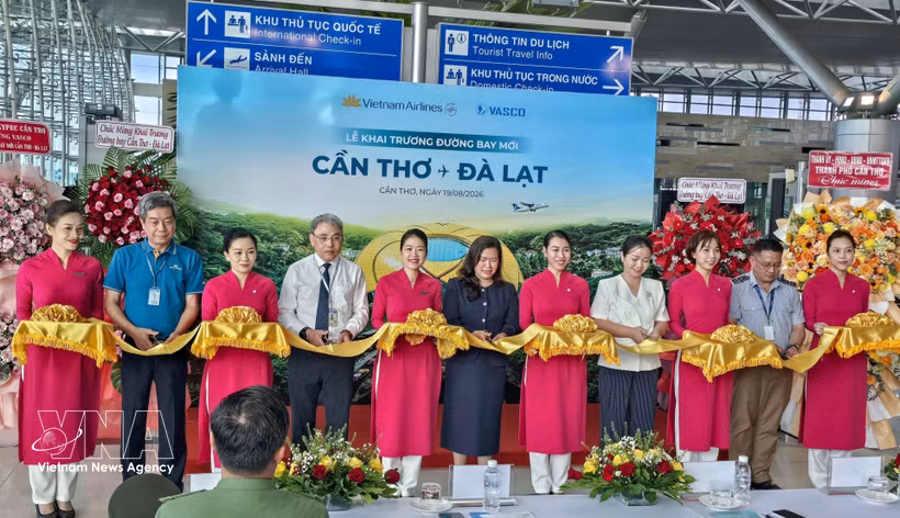 Delegates at the launch of the air route linking the Mekong Delta city of Can Tho and Da Lat in the central province of Lam Dong on August 19. (Photo: VNA)