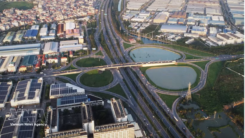 Integrated transport infrastructure connecting industrial parks creates a competitive advantage for Bac Ninh province in attracting investment. (Photo: VNA)