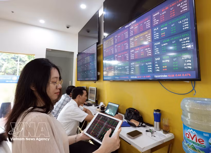 A customer conducts transactions at the headquarters of Bao Viet Securities Company. (Photo: VNA)