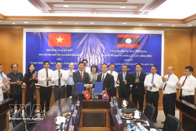 The signing ceremony of an MoU on cooperation for 2026–2030 between Laos’ Champasak province and Vietnam’s An Giang province on September 8, 2026. (Photo: VNA)