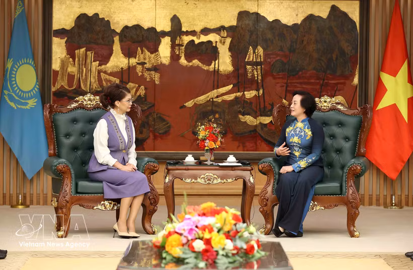 Deputy Prime Minister Pham Thi Thanh Tra (right) receives Deputy Prime Minister and Minister of Culture and Information of Kazakhstan in Hanoi on August 26 (Photo: VNA)
