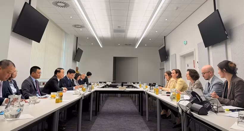 The meeting between Vietnamese Deputy Minister of Finance Nguyen Duc Chi and Mariana Kuhnel, Executive Director of the Austrian Financial Market Authority (FMA), in Vienna on September 15. (Photo courtesy of the State Securities Commission of Vietnam)