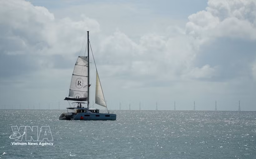 A sailboat carrying tourists cruises in the waters off Phu Quoc, An Giang province. (Photo: VNA)