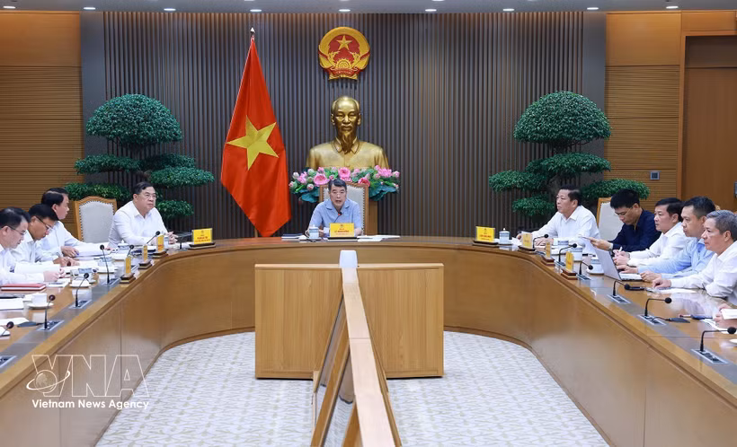 Prime Minister Le Minh Hung (centre) chairs a meeting in Hanoi on September 22 to review the implementation of key transport projects and promote disbursement for them (Photo: VNA)