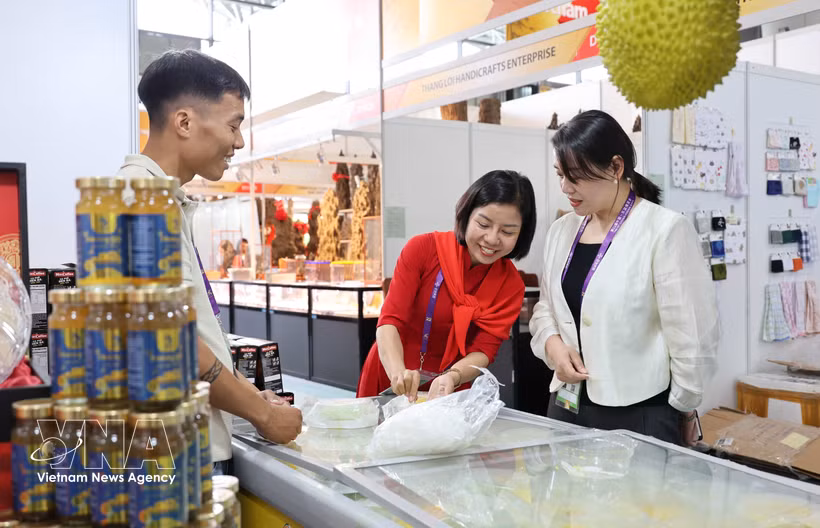 A Vietnamese business introduces durian cakes to Chinese visitors at the 22nd China-ASEAN Expo (CAEXPO) in 2025. (Photo: VNA) 