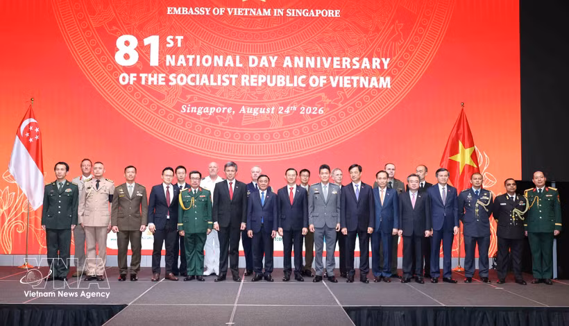 Politburo member and Standing Member of the Communist Party of Vietnam Central Committee’s Secretariat Tran Cam Tu and officials pose for a group photo at the ceremony. (Photo: VNA)