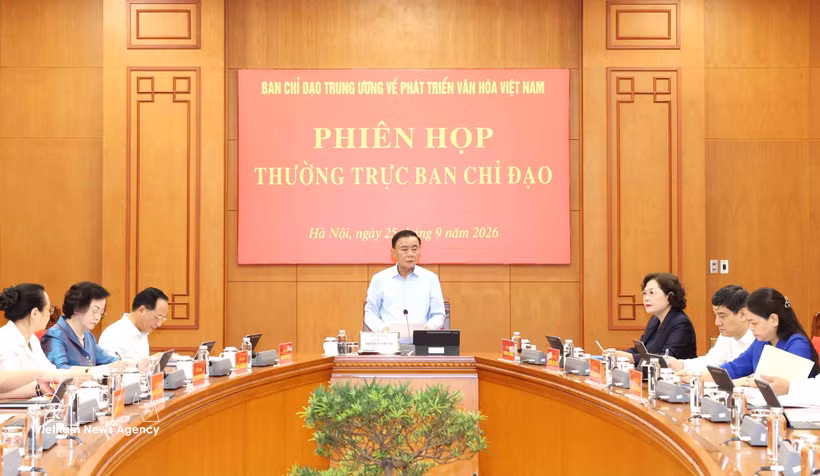 Politburo Member and Standing Member of the Party Central Committee’s Secretariat and Head of the Central Steering Committee for the Development of Vietnamese Culture Tran Cam Tu speaks at the meeting. (Photo: VNA)