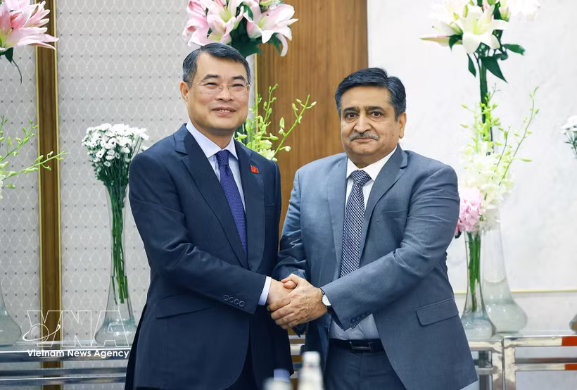 Prime Minister Le Minh Hung (left) receives with ACME Vice Chairman Sanjay Dhawan (Photo: VNA)