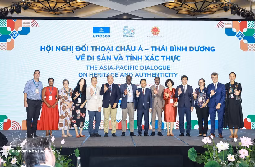 Participants pose for a group photo at the dialogue. (Photo: VNA)