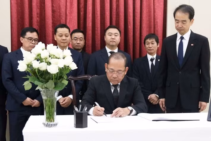 Vice President of the Vietnam Fatherland Front Central Committee Hoang Cong Thuy writes in the condolence book. (Photo: VFF)