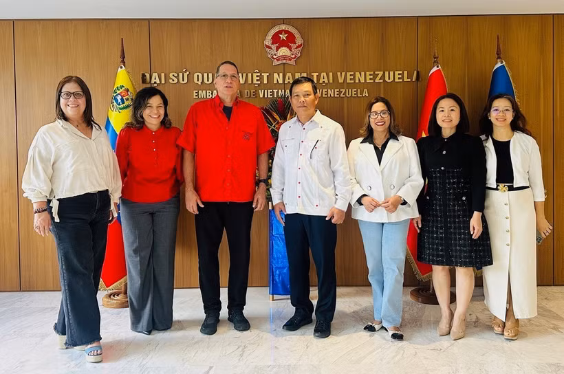 The PSUV leaders, Ambassador Vu Trung My (centre) and representatives from the Vietnamese Embassy in Venezuela in a group photo (Photo published by VNA)