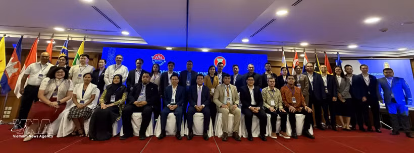 Delegates pose for a group photo at the workshop (Photo: VNA)
