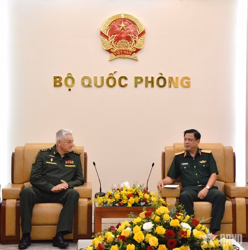 Deputy Minister of National Defence Sen. Lieut. Gen. Nguyen Truong Thang (right) and Sen. Lt. Gen. Vladimir Borisovich Zarudnitsky, Director of the Military Academy of the General Staff of the Armed Forces of Russia at their meeting on September 22 (Photo: qdnd.vn)