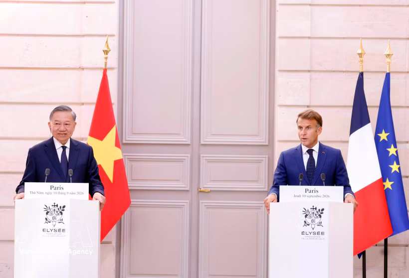 General Secretary of the Communist Party of Vietnam (CPV) Central Committee and President To Lam (left) and French President Emmanuel Macron meet with the press on September 10 in Paris. (Photo: VNA)
