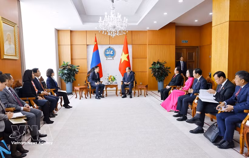 National Assembly (NA) President Tran Thanh Man (right) meets with Mongolian Prime Minister Nyam-Osor Uchral in Ulaanbaatar on September 10 (Photo: VNA)