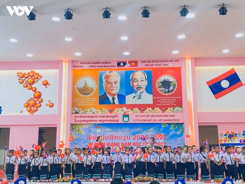 Students of the Nguyen Du Lao–Vietnamese Bilingual School in Vientiane in the ceremony marking the start of the 2026-2027 academic year. (Photo: VOV)