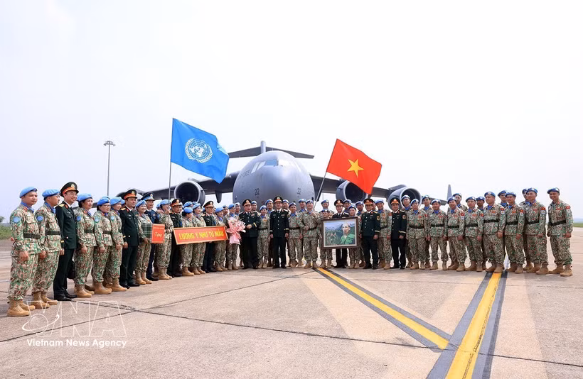 Sen. Lt. Gen. Le Quang Dao, Deputy Chief of the General Staff of the Vietnam People's Army, and leaders of relevant units pose for a group photo with personnel of Level-2 Field Hospital Rotation 8 before their departure for the UN mission South Sudan. (Photo: VNA)
