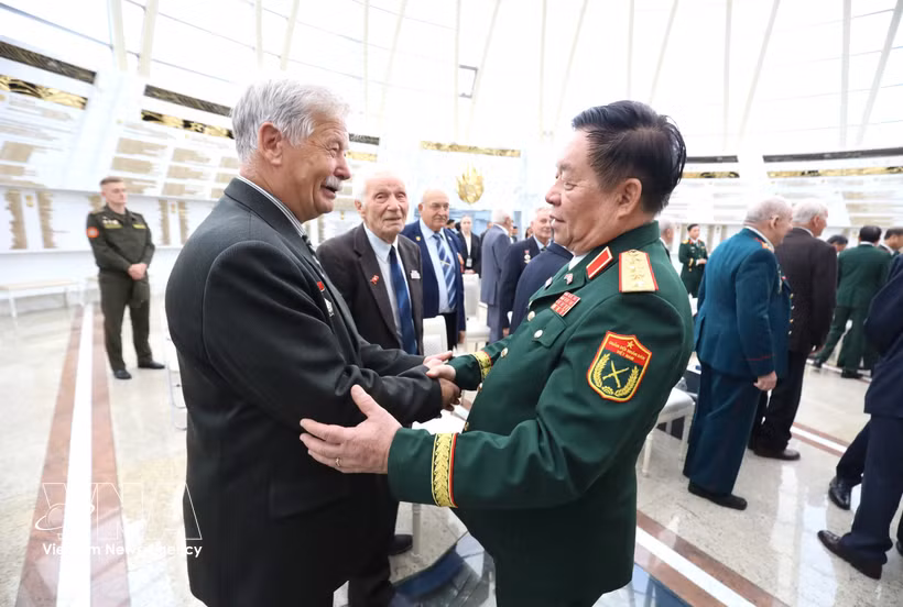 Belarusian veteran Vladimir Alexandrovich Gvozdovsky talks to General Nguyen Trong Nghia, Chairman of the General Department of Politics of the Vietnam People's Army, at a recent meeting in Belarus. (Photo: VNA)