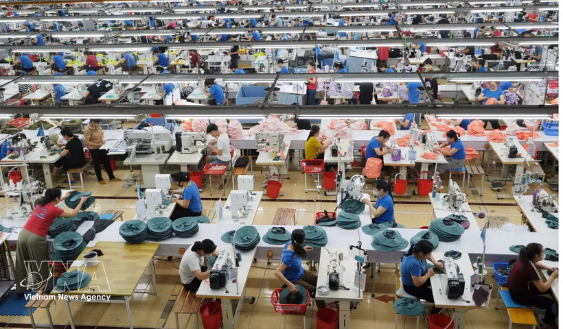 A section of the apparel production line at the TNG Song Cong Factory in Thai Nguyen province. (Photo: VNA)