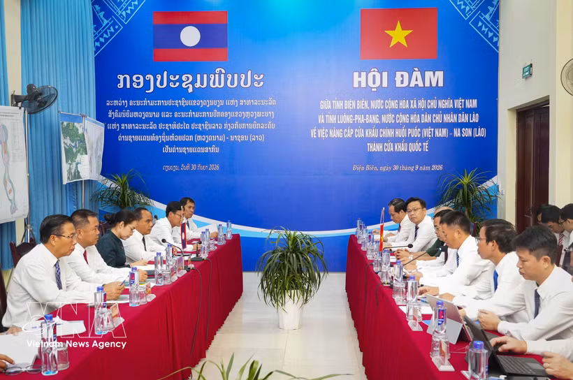 The delegations of Dien Bien and Luang Prabang provinces at the talks (Photo: VNA)