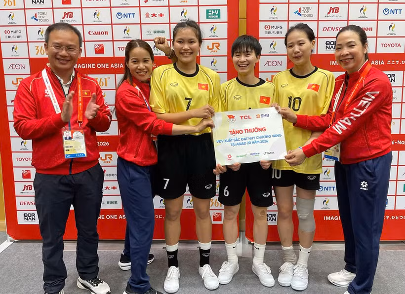 The Vietnamese women’s sepak takraw players receive bonus from leaders of the Vietnamese sports delegation after winning the gold medal. (Photo: vietnamnet.vn)