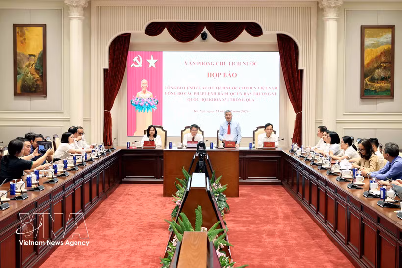 At the press conference announcing the State President's order promulgating three ordinances recently adopted by the National Assembly Standing Committee (Photo: VNA)