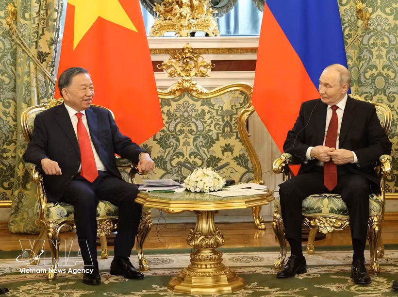 General Secretary of the Communist Party of Vietnam Central Committee and President To Lam (left) holds a private meeting with Russian President Vladimir Putin as part of his State visit to Russia on September 7 - 9 (Photo: VNA)