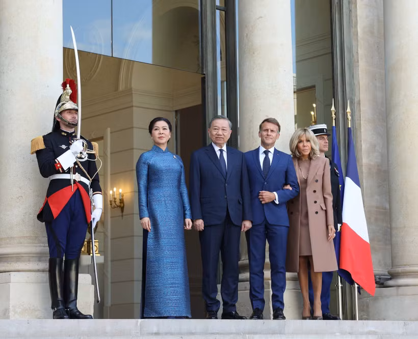 French President Emmanuel Macron (second, right) and his spouse welcome General Secretary of the Communist Party of Vietnam (CPV) Central Committee and President To Lam (third, right) and his spouse (Photo: VNA)
