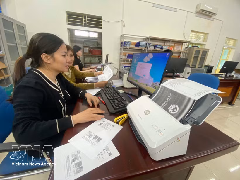 Officials in Xuan Hoa commune, Thanh Hoa province, are digitising land information data. (Photo: VNA)