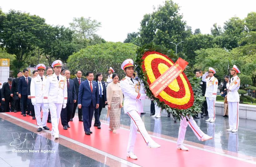 Myanmar President Min Aung Hlaing and his spouse, Kyu Kyu Hla, lay a wreath at the Monument to Heroic Martyrs on Bac Son Street in Hanoi. (Photo: VNA)