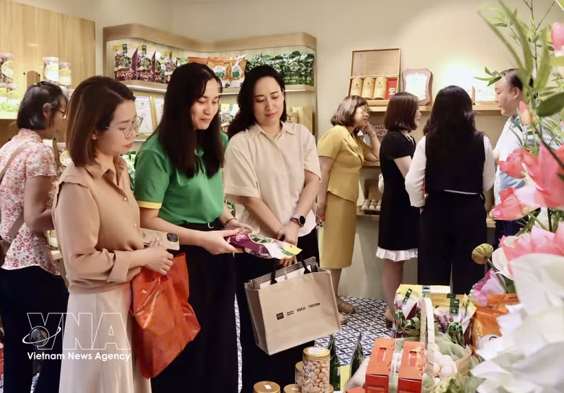 Visitors explore products showcased through social media platforms. (Photo: VNA)