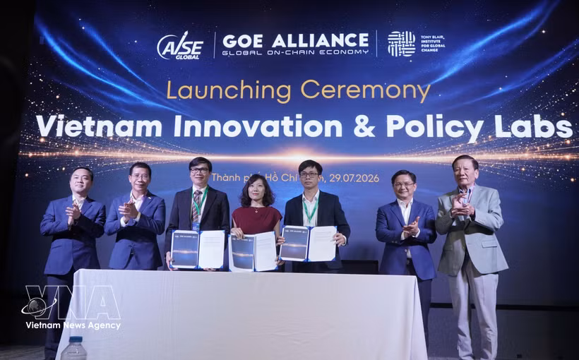 Representatives of participating organisations sign an agreement and officially launch the Vietnam Innovation & Policy Labs, an independent policy research and advisory organisation, at the Vietnam Global Innovation Connect (VGIC) 2026 in Ho Chi Minh City on July 29. (Photo: VNA)