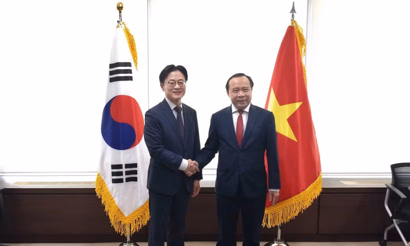 Vietnamese Minister of Science and Technology Vu Hai Quan (right) and RoK Minister of Trade, Industry and Resources Kim Jung Kwan at their meeting on September 30 (Photo: vnexpress.net)