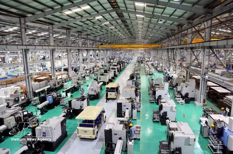 Factories and production facilities in the Chu Lai Open Economic Zone, Da Nang city, are equipped with modern production lines. (Photo: VNA)