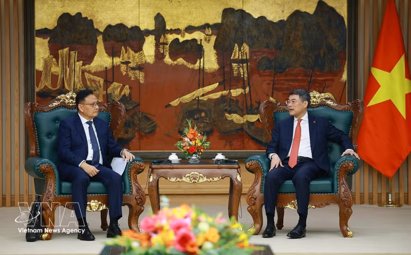 Prime Minister Le Minh Hung (right) reveives Lao Deputy Prime Minister and Minister of Finance Santiphab Phomvihane in Hanoi on August 28 (Photo: VNA)