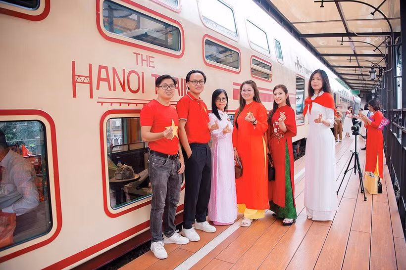 The Hanoi’s “Five City Gates” train is seen as a clear example of how the National Day atmosphere can be incorporated into a tourism product. (Photo: baodautu.vn)