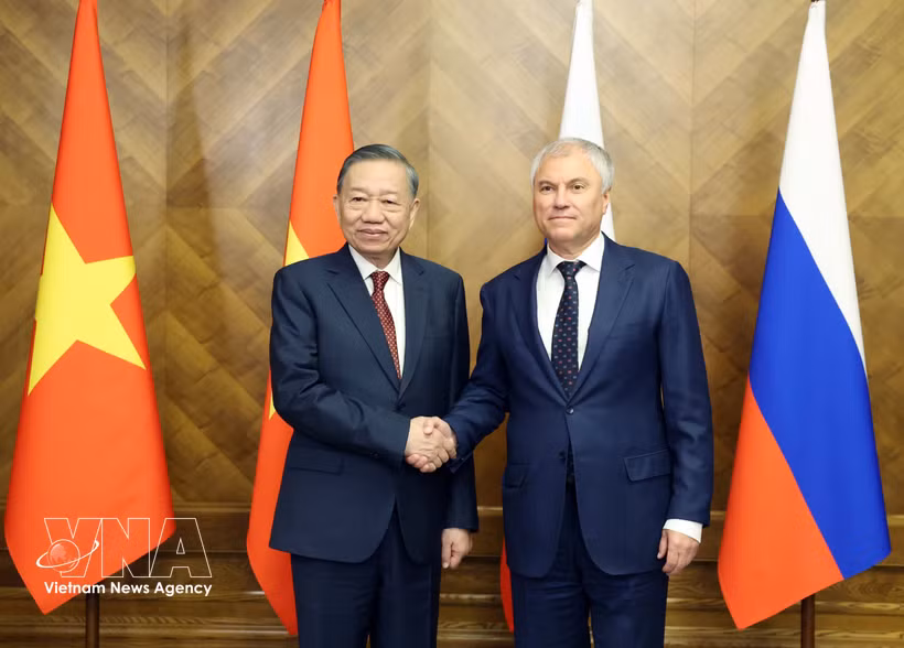 General Secretary of the Communist Party of Vietnam Central Committee and President To Lam (L) meets with Chairman of the State Duma of the Federal Assembly of Russia Vyacheslav Volodin in Moscow on September 8. (Photo: VNA)