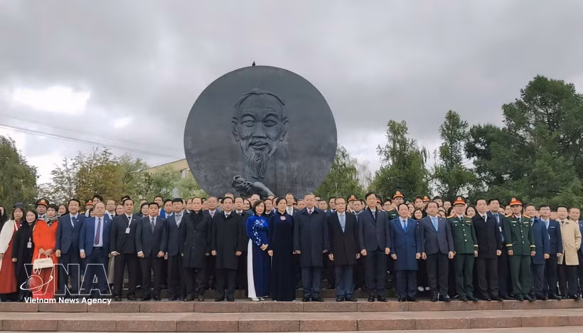 General Secretary of the Communist Party of Vietnam Central Committee and President To Lam and the Vietnamese delegation pose for a group photo in front of the President Ho Chi Minh Monument at Ho Chi Minh Square in Moscow on September 8. (Photo: VNA)